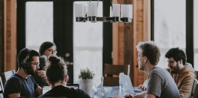 sittin people beside table inside room SEO d'entreprise