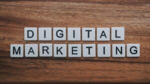 digital marketing artwork on brown wooden surface SEO d'entreprise